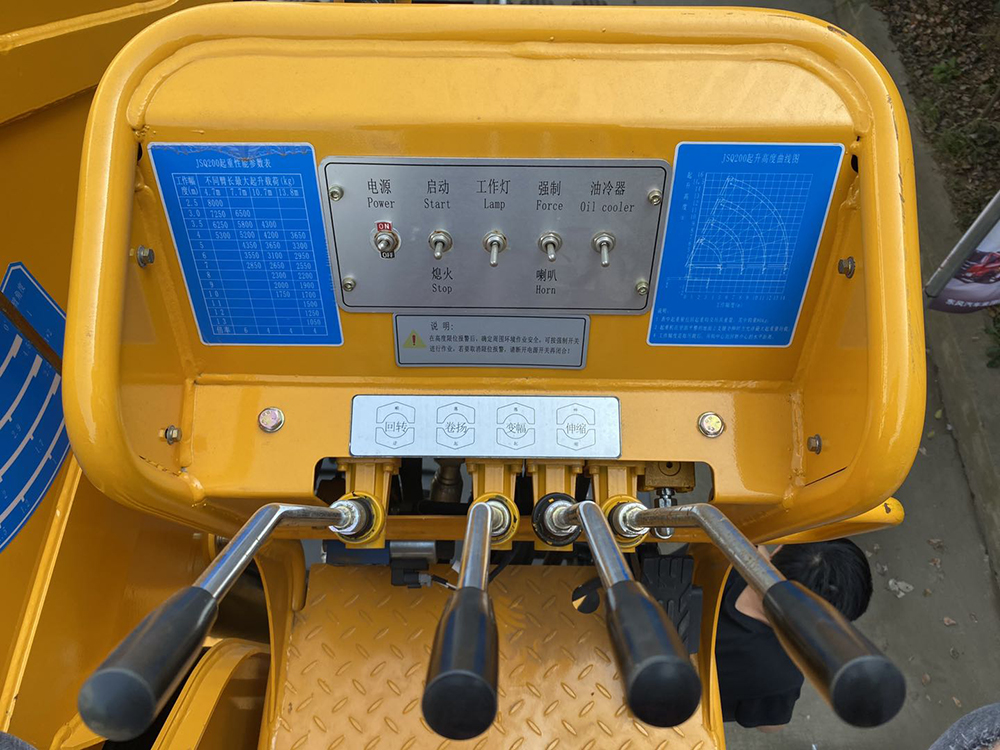 東風(fēng)暢行D1單橋駿通8噸四節(jié)臂吊機