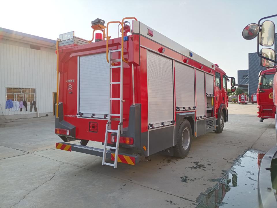 重汽6噸水罐消防車