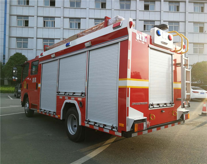 國六3.5噸五十鈴泡沫消防車
